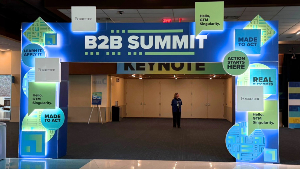 「GTM Singularity」をテーマにしたForrester B2B Summit 2026のキーノート会場入り口の様子。
