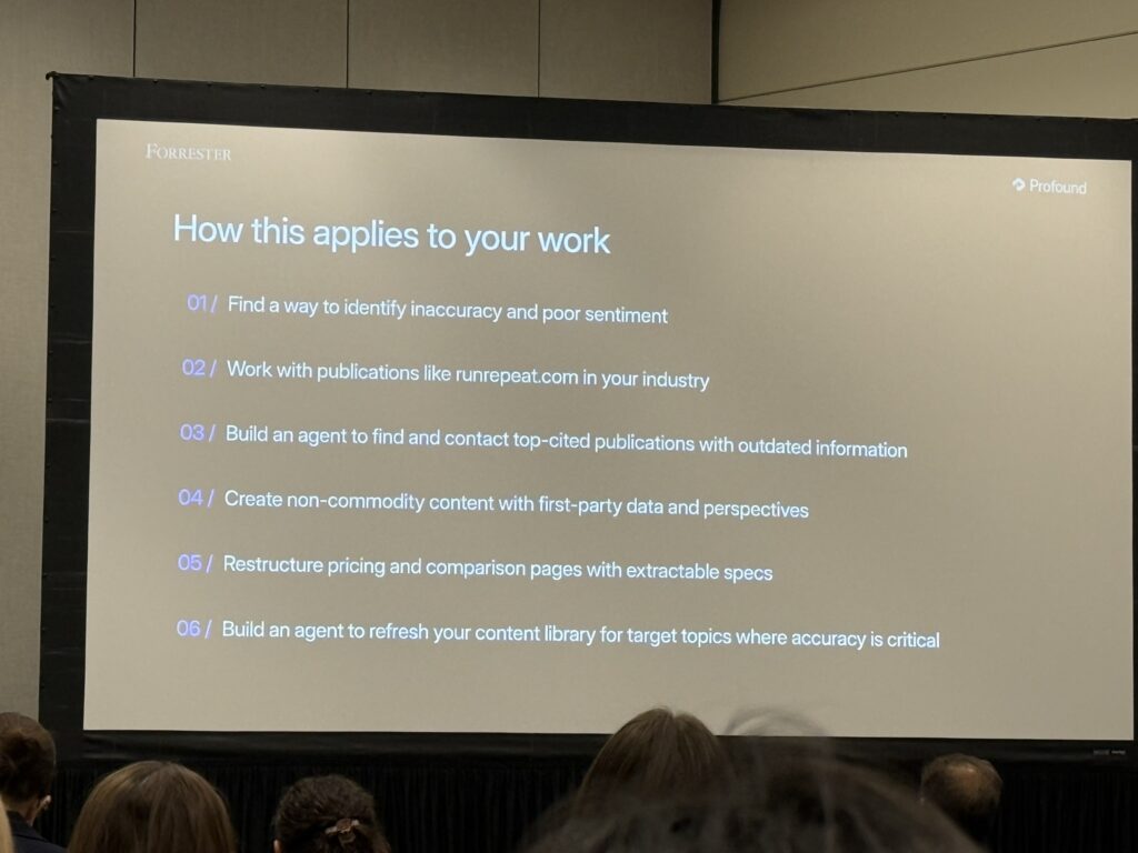 Profound社のセッションスライド。How this applies to your workと題し、AEO対応の6ステップ（不正確性とネガティブ感情の特定、業界出版物との連携、エージェント構築による古い情報の更新、独自データを持つ非コモディティコンテンツ、価格・比較ページの再構造化、コンテンツ更新エージェントの構築）を一覧で提示。Profound社のセッションスライド。How this applies to your workと題し、AEO対応の6ステップ（不正確性とネガティブ感情の特定、業界出版物との連携、エージェント構築による古い情報の更新、独自データを持つ非コモディティコンテンツ、価格・比較ページの再構造化、コンテンツ更新エージェントの構築）を一覧で提示。