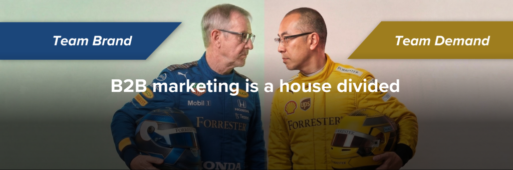 Forrester のキーノートスライド。F1レーシングスーツを着た Ian Bruce 氏(青「Team Brand」)と Kelvin Gee 氏(黄「Team Demand」)が向き合い、中央に「B2B marketing is a house divided(BtoBマーケティングは分断された家)」の見出し。ブランドチームとデマンドチームが別々に走る、BtoBマーケティングの組織的分断を象徴した構図。